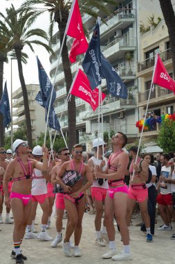 Barselona, Katalonya, İspanya, 8 Haziran 2025, lgtbq topluluğundan yüzlerce insan eşcinsel onur gününü kutlamak için geçit törenine katıldı..