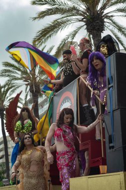 Barselona, Katalonya, İspanya, 8 Haziran 2025, lgtbq topluluğundan yüzlerce insan eşcinsel onur gününü kutlamak için geçit törenine katıldı..