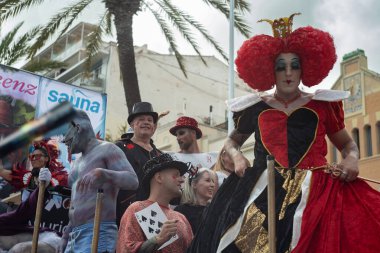 Barselona, Katalonya, İspanya, 8 Haziran 2025, lgtbq topluluğundan yüzlerce insan eşcinsel onur gününü kutlamak için geçit törenine katıldı..