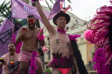 Barselona, Katalonya, İspanya, 8 Haziran 2025, lgtbq topluluğundan yüzlerce insan eşcinsel onur gününü kutlamak için geçit törenine katıldı..