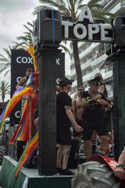 Barselona, Katalonya, İspanya, 8 Haziran 2025, lgtbq topluluğundan yüzlerce insan eşcinsel onur gününü kutlamak için geçit törenine katıldı..