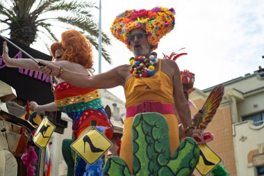Barselona, Katalonya, İspanya, 8 Haziran 2025, lgtbq topluluğundan yüzlerce insan eşcinsel onur gününü kutlamak için geçit törenine katıldı..