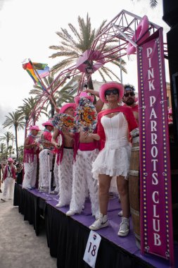 Barselona, Katalonya, İspanya, 8 Haziran 2025, lgtbq topluluğundan yüzlerce insan eşcinsel onur gününü kutlamak için geçit törenine katıldı..
