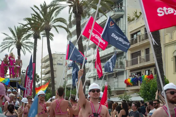 Barselona, Katalonya, İspanya, 8 Haziran 2025, lgtbq topluluğundan yüzlerce insan eşcinsel onur gününü kutlamak için geçit törenine katıldı..