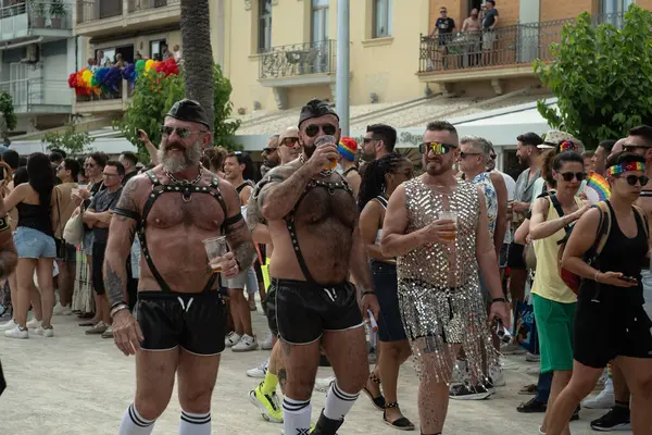 Barselona, Katalonya, İspanya, 8 Haziran 2025, lgtbq topluluğundan yüzlerce insan eşcinsel onur gününü kutlamak için geçit törenine katıldı..