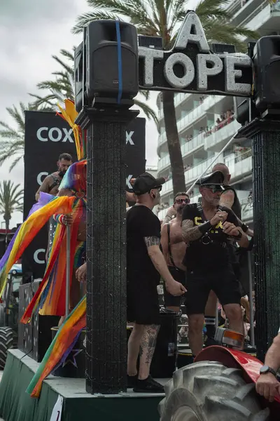 Barselona, Katalonya, İspanya, 8 Haziran 2025, lgtbq topluluğundan yüzlerce insan eşcinsel onur gününü kutlamak için geçit törenine katıldı..