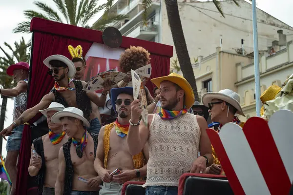 Barselona, Katalonya, İspanya, 8 Haziran 2025, lgtbq topluluğundan yüzlerce insan eşcinsel onur gününü kutlamak için geçit törenine katıldı..