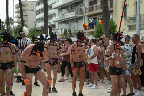 Barselona, Katalonya, İspanya, 8 Haziran 2025, lgtbq topluluğundan yüzlerce insan eşcinsel onur gününü kutlamak için geçit törenine katıldı..