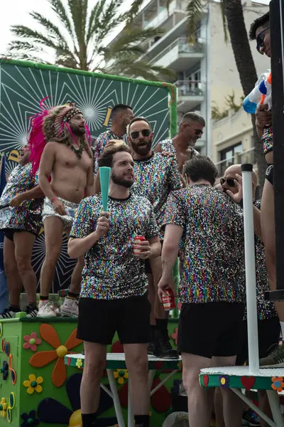 Barselona, Katalonya, İspanya, 8 Haziran 2025, lgtbq topluluğundan yüzlerce insan eşcinsel onur gününü kutlamak için geçit törenine katıldı..