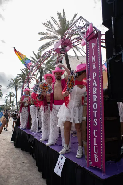 Barselona, Katalonya, İspanya, 8 Haziran 2025, lgtbq topluluğundan yüzlerce insan eşcinsel onur gününü kutlamak için geçit törenine katıldı..