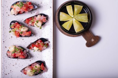 Choros a la chalaca adlı aperatiflerin en üst görüntüsü.