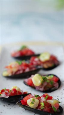 Tepside sebzeli midyelerin yakın çekim görüntüsü.