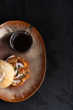 Kahverengi tabakta kahve ile Peru Lechn Sandviçi.