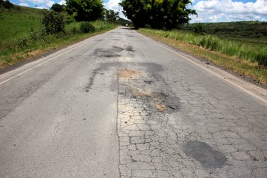Bozuk ve bozulmuş asfaltı olan otoban çatısı, trafik için tehlikeli.