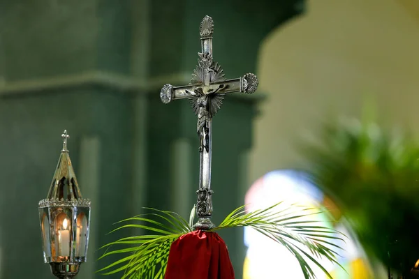 神圣的一周十字架上装饰着绿色的枝条和灯笼 传统天主教庆祝棕榈星期日 基督教信仰 宗教标志 — 图库照片