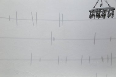 Çamaşır ipinden ve mandallardan oluşan duvarda.