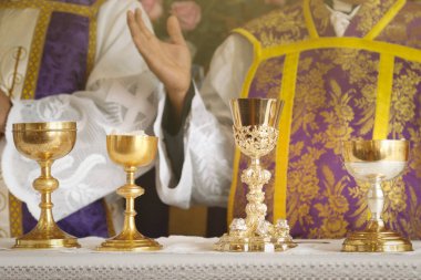 Sunakta kadehler ve ambula, ayin sırasında dua ve takdis - İsa 'nın bedeninde ve kanında ekmek ve şarabın kutsanması - Kutsal Konak