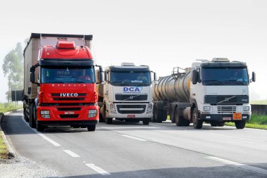 Minas Gerais, Brezilya - 27 Şubat 2015: Fernao Dias otoyolu, BR 381.