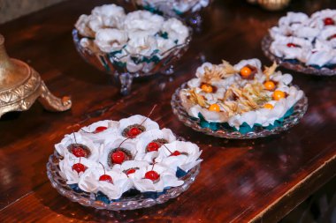 Kiraz ve bitki şekeri, lezzetli parti şekeri, resepsiyon yemeği - kutlama için şeker