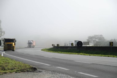 Minas Gerais, Brezilya - 27 Şubat 2015: Fernao Dias otoyolu, BR 381.