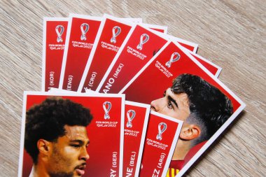 Minas Gerais, Brezilya - 05 Ocak 2023: Panini 2022 FIFA Dünya Kupası Katar resmi lisanslı özel çıkartmaların seçici odak noktası