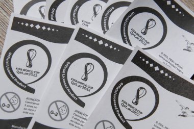 Minas Gerais, Brezilya - 05 Ocak 2023: Panini 2022 FIFA Dünya Kupası Katar resmi lisanslı özel çıkartmaların seçici odak noktası