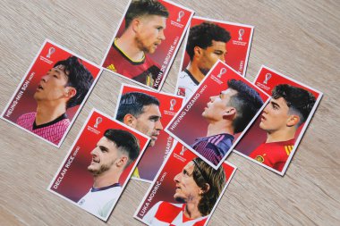 Minas Gerais, Brezilya - 05 Ocak 2023: Panini 2022 FIFA Dünya Kupası Katar resmi lisanslı özel çıkartmaların seçici odak noktası