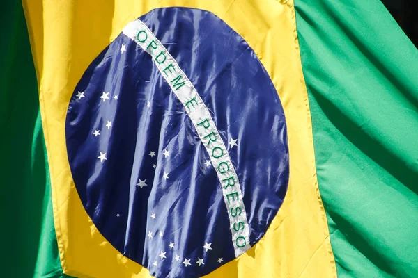 Brezilya bayrağı destek ve rüzgarda - Ulusal Pavyon - Brezilya anavatanı - Bayrak direğinden dalgalanan Brezilya bayrağı