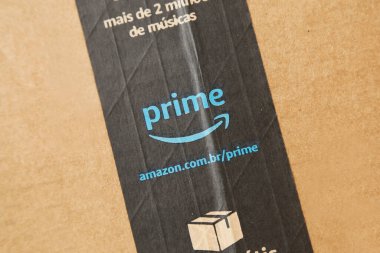 Minas Gerais, Brezilya - 10 Mart 2023 Amazon Prime markalı karton kutu detayı