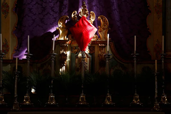 Страстная Неделя Крест Покрыт Красным Полотном Драматическим Точечным Освещением Традиционный — стоковое фото