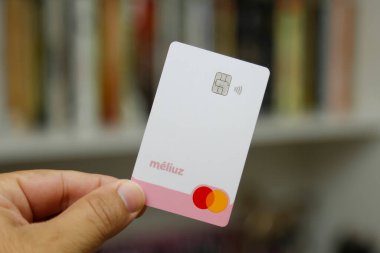 Minas Gerais, Brezilya - 18 Mart 2023: Meliuz Mastercard kredi kartı logosu