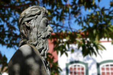 Tiradentes, Minas Gerais, Brezilya - 14 Temmuz 2021: Tiradentes metal heykeli halka açık bir yolda asteğmeni temsil ediyor - yan görüş