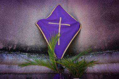 Kutsal hafta. Ödünç verildiği dönemde haç mor kumaşla kaplıydı. Geleneksel Katolik kutlaması Palm Sunday. Hristiyan inancı Dini sembol.