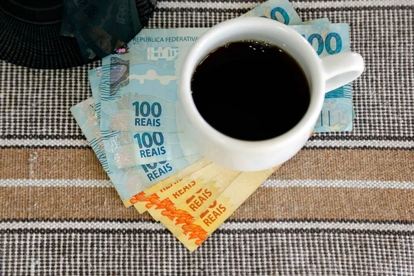 Tasse Kaffee Und Geldscheine Mit Echtem Geld Aus Brasilien — Stockfoto
