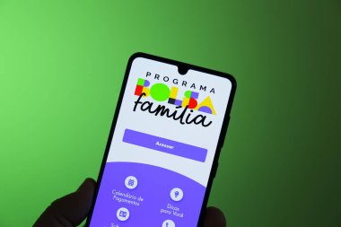 Minas Gerais, Brezilya - 29 Mart 2023: cep telefonu ekranında Bolsa Familia sosyal programının resmi