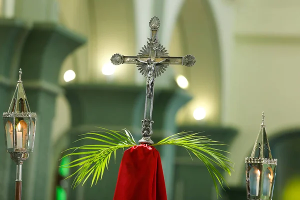 聖週間だ 緑の枝を持つ金属クロス 伝統的なカトリックのお祝いパーム日曜日 キリスト教の信仰 宗教的シンボル — ストック写真