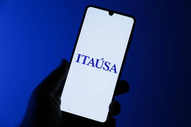 Minas Gerais, Brezilya - 02 Nisan 2023: cep telefonu ekranında Itausa Holding 'in resimsel görüntüsü