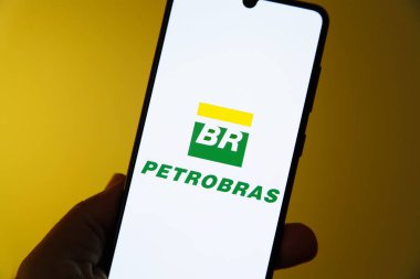 Minas Gerais, Brezilya - 05 Nisan 2023: cep telefonu ekranında Petrobra şirketinin resimli görüntüsü