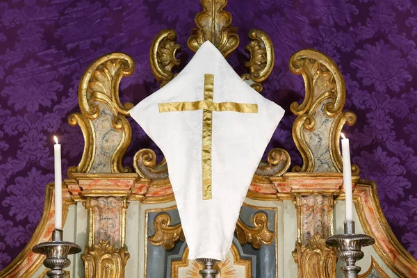 Quaresma Semana Santa Imagem Sagrada Coberta Tecido Branco Símbolo Cruz — Fotografia de Stock