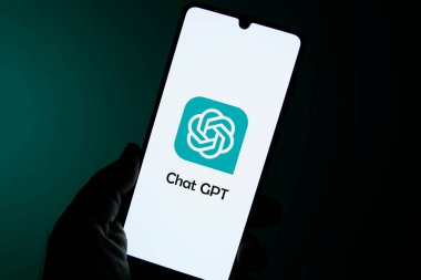 Minas Gerais, Brezilya - 09 Nisan 2023: cep telefonu ekranında ChatGPT 'nin resimsel görüntüsü