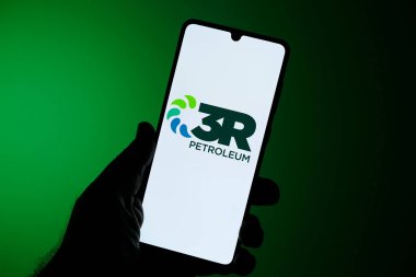 Minas Gerais, Brezilya - 18 Nisan 2023: cep telefonu ekranında 3R Petrol şirketinin resimli görüntüsü