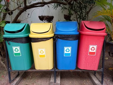 Çöp toplama ve ayırma için farklı renklere sahip çeşitli plastik kutular