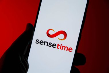 Minas Gerais, Brezilya - 25 Nisan 2023: Sensetime şirketinin cep telefonu ekranındaki resmi