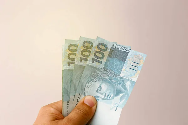 Dinheiro Brasil Empilhado Superfície Branca Várias Centenas Notas Reais — Fotografia de Stock