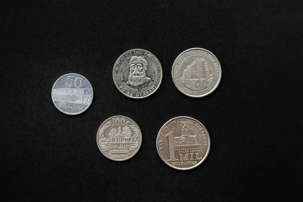 Paraguayské Mince Sada Paraguayských Mincí Řadě Izolované Černém Pozadí — Stock fotografie