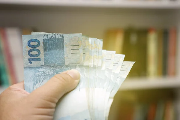 Mãos Pagando Com Dinheiro Brasil Várias Centenas Contas — Fotografia de Stock