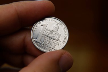 Paraguay 'dan 1000 guarani madeni para parmaklar arasında - Paraguay madeni para garantisi