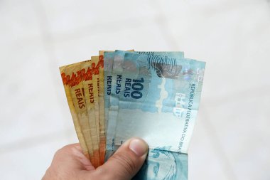 Brezilya 'dan gelen parayı ellerinde tutuyorlardı. Birkaç yüz banknot.