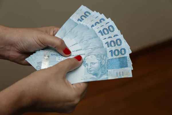 Várias Centenas Contas Reais Dinheiro Brasil Uma Mão Mulheres Com — Fotografia de Stock