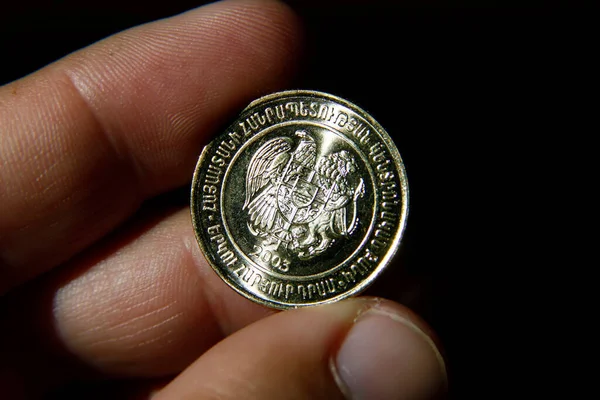 Zweihundert Dram Armenische Münze Zwischen Den Fingern Armenischer Münzdram — Stockfoto